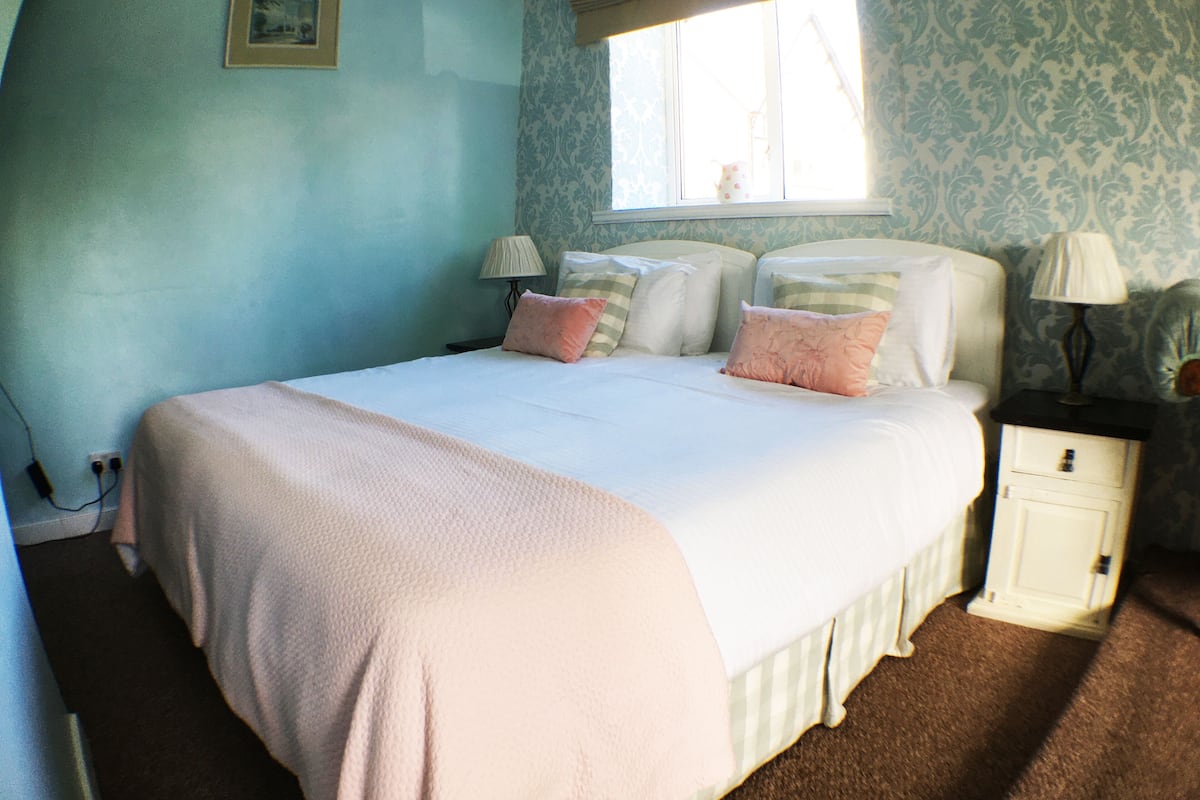 Double or Twin Room | Desk, iron/ironing board (on request), WiFi (free)