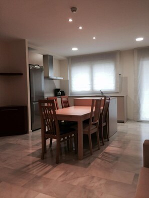 Full-size fridge, microwave, oven, stovetop