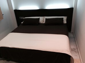 1 dormitori, escriptori i espai de treball apte per a portàtils 