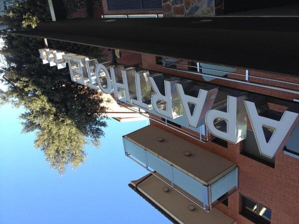 A building with a sign reading "APARTMENT." - Aparthotel del Golf (Sant Cugat del Valles)
