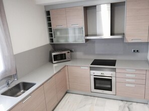 Frigorífic gran, microones, forn i placa de cuina 