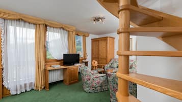 Comfort-Doppelzimmer | Wohnbereich | Flachbildfernseher