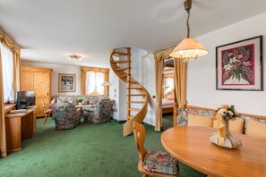 Dobbeltrom – comfort | Oppholdsområde | Flatskjerm-TV