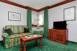 Dobbeltrom – comfort | Oppholdsområde | Flatskjerm-TV