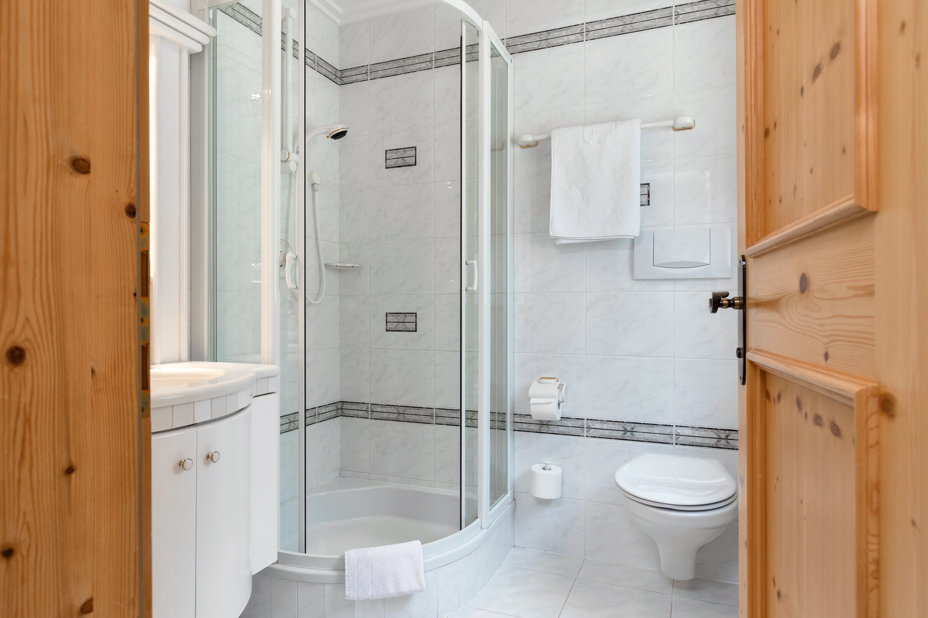 Classic Double Room | Bathroom | Free toiletries, hair dryer, bathrobes, slippers