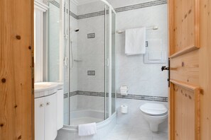 Classic-dobbeltværelse | Badeværelse | Gratis toiletartikler, hårtørrer, badekåber, hjemmesko
