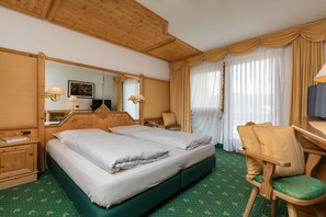 Classic Double Room | Minibar, in-room safe, cribs/infant beds, free WiFi - Garni Criss (Corvara in Badia)