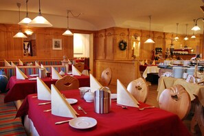 Free daily buffet breakfast - Garni Criss (Corvara in Badia)