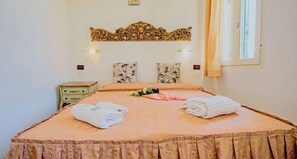 Triple Room | Free WiFi, bed sheets
