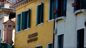 A yellow building with the name "ALBERGO ANICO CAPON" on the facade. - Albergo Antico Capon (Venice)