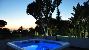 Outdoor spa tub - Hotel Casa Cigliano (Forio)