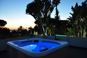 Outdoor spa tub - Hotel Casa Cigliano (Forio)