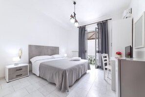 Basic Double Room | Desk, cribs/infant beds, rollaway beds, free WiFi - Hotel Casa Cigliano (Forio)