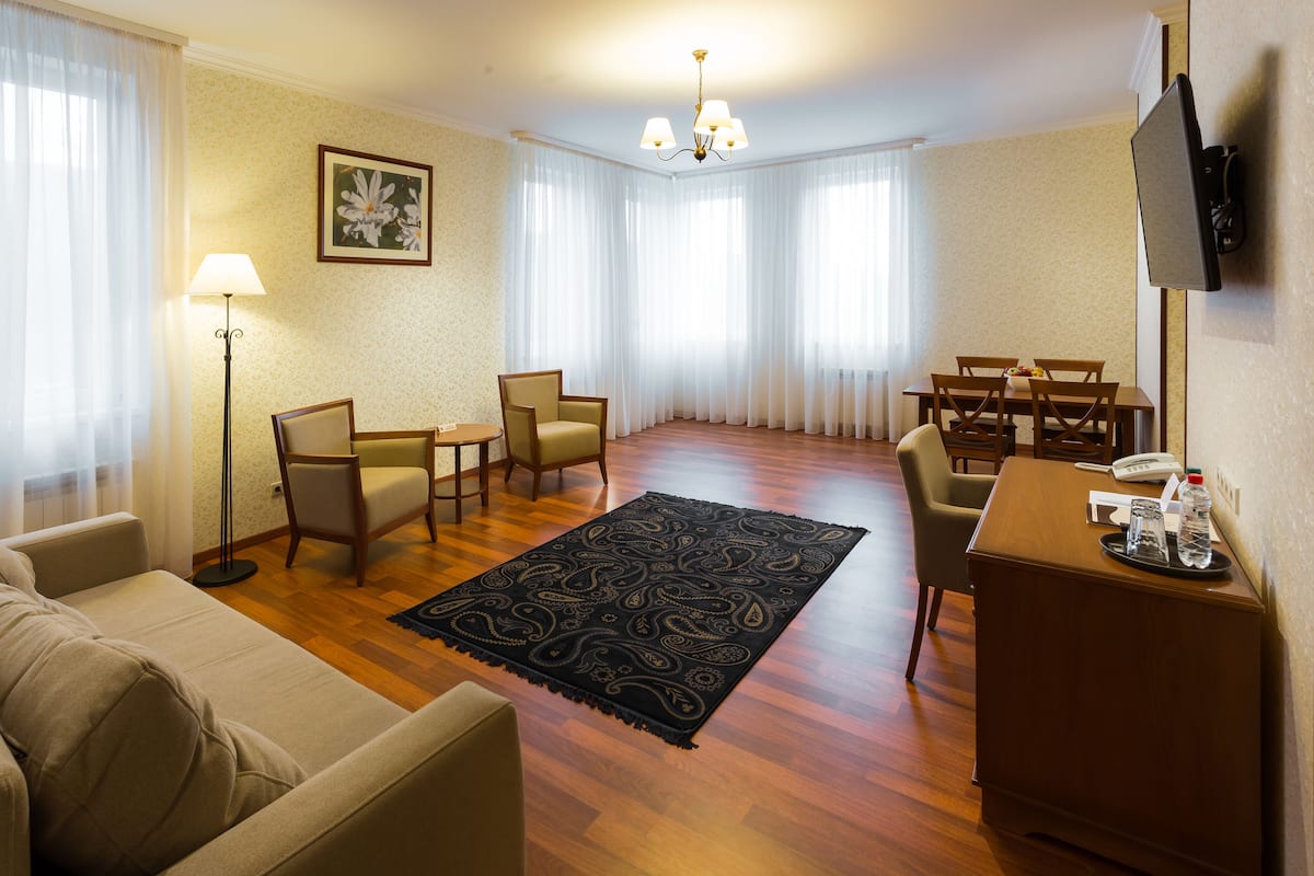Appartement Supérieur | Coin séjour | Télévision à écran plat de 39 pouces avec chaînes par câble, télévision