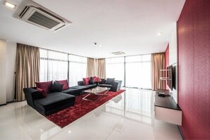 Penthouse Cao cấp, 5 phòng ngủ, không hút thuốc, quang cảnh thành phố | Khu phòng khách | TV màn hình phẳng 