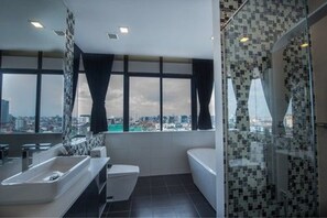 Luxe penthouse, 5 slaapkamers, niet-roken, uitzicht op de stad | Badkamer | Een bad/douchecombinatie, een regendouche, gratis toiletartikelen