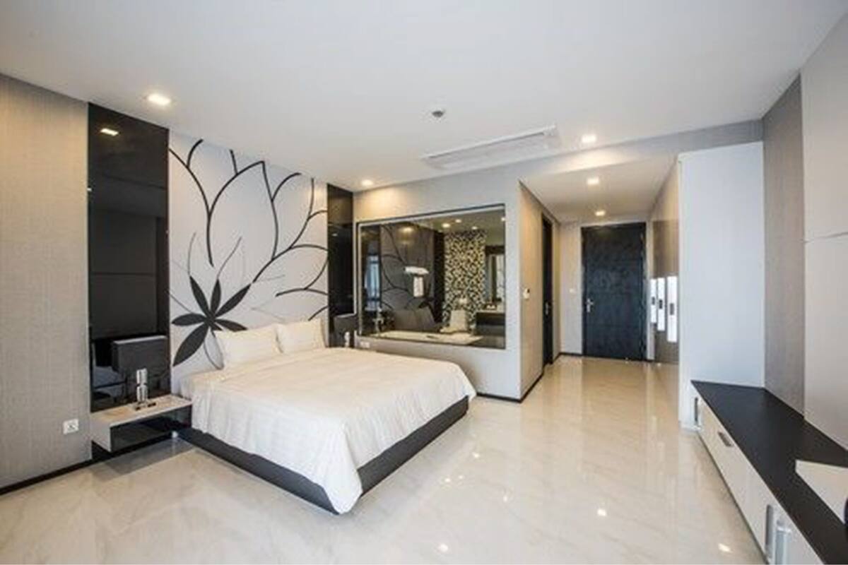 Appartement Penthouse luxueux, 5 chambres, non-fumeur, vue sur la ville | 1 chambre, coffre-fort, bureau, fer et planche à repasser