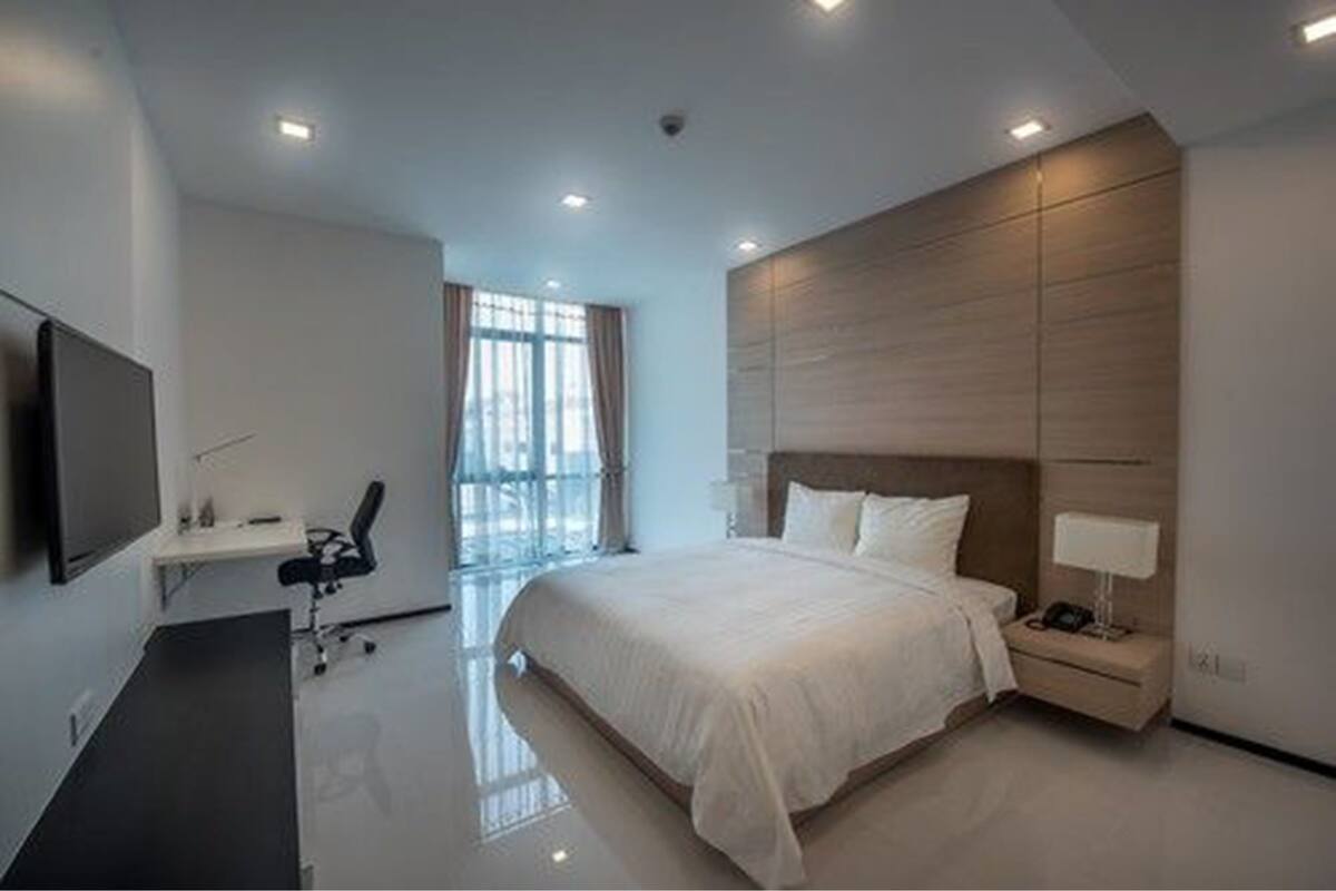 Appartement luxueux, 1 chambre, non-fumeur, vue sur la ville | 1 chambre, coffre-fort, bureau, fer et planche à repasser