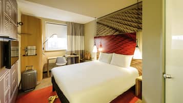 Standard-huone, 1 parisänky | Ylelliset vuodevaatteet, minibaari, tallelokero huoneessa, työpöytä