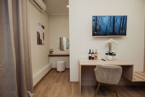 Luxury Room | Premium bedding, minibar, in-room safe, desk - Cesare ai Cavalieri Suites (Rome)