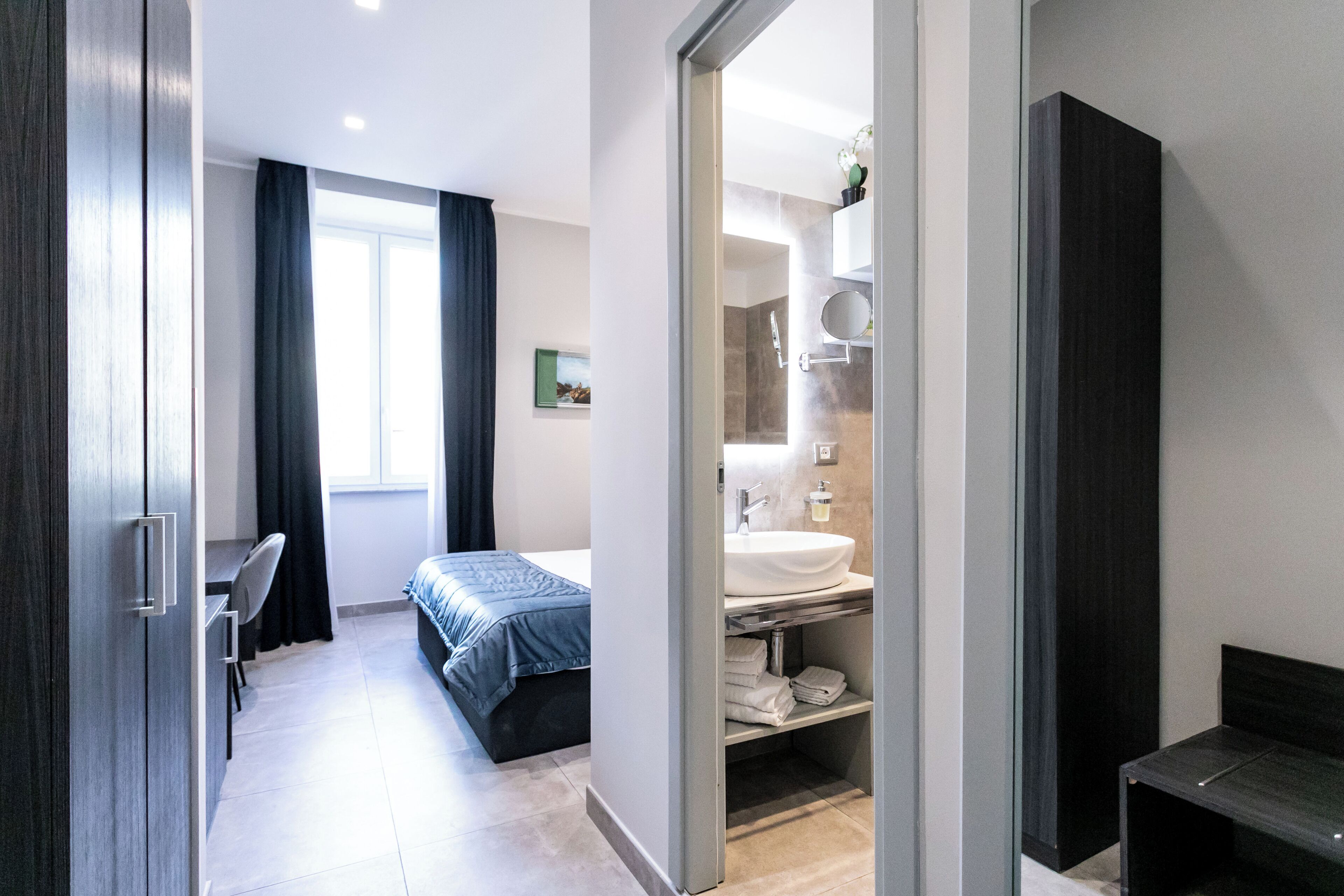 Ylelliset vuodevaatteet, minibaari, tallelokero huoneessa, työpöytä