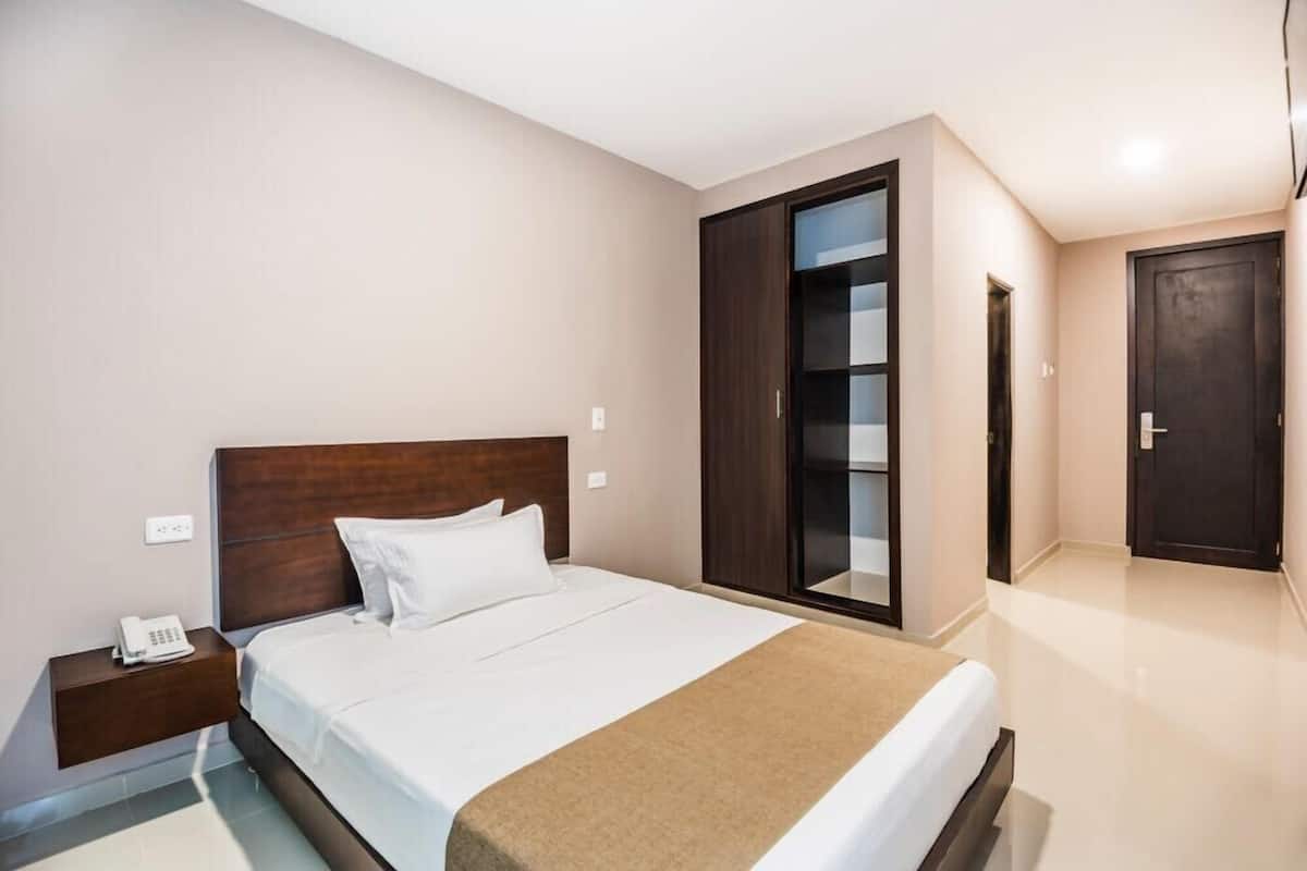 Single Room | Minibar, in-room safe, cribs (free), WiFi (free)