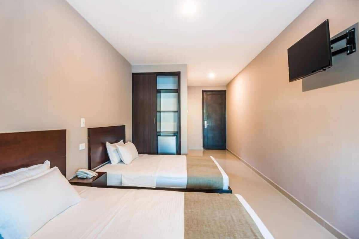Twin Room | Minibar, in-room safe, cribs (free), WiFi (free)