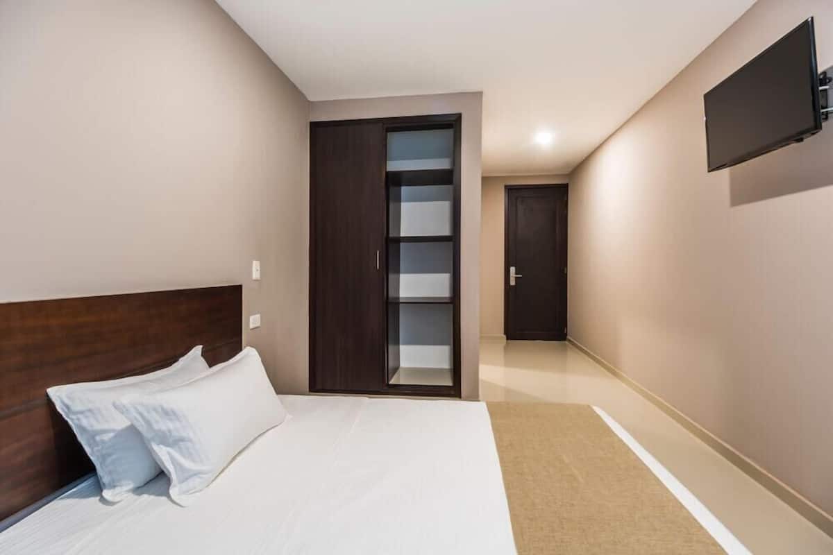 Double Room | Minibar, in-room safe, cribs (free), WiFi (free)