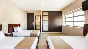 Habitación familiar | Minibar, caja fuerte, cunas gratuitas y wifi gratis