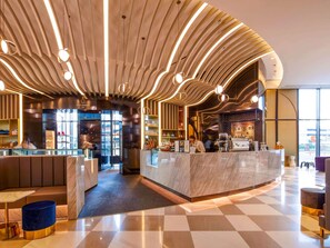 Breakfast, lunch, dinner served; local and international cuisine  - ibis Styles Ambassador Seoul Yongsan - Seoul Dragon City (Seoul)