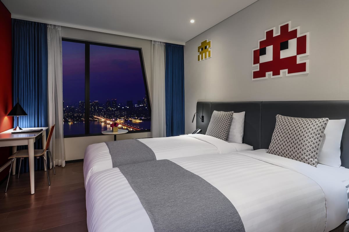 Premium bedding, down comforters, in-room safe, individually decorated