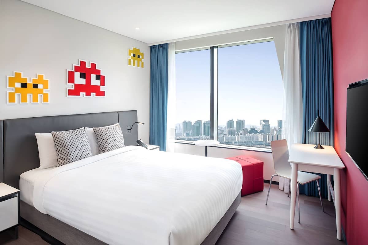 Premium bedding, down comforters, in-room safe, individually decorated