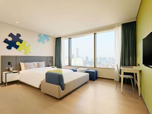 Premium bedding, down comforters, in-room safe, individually decorated