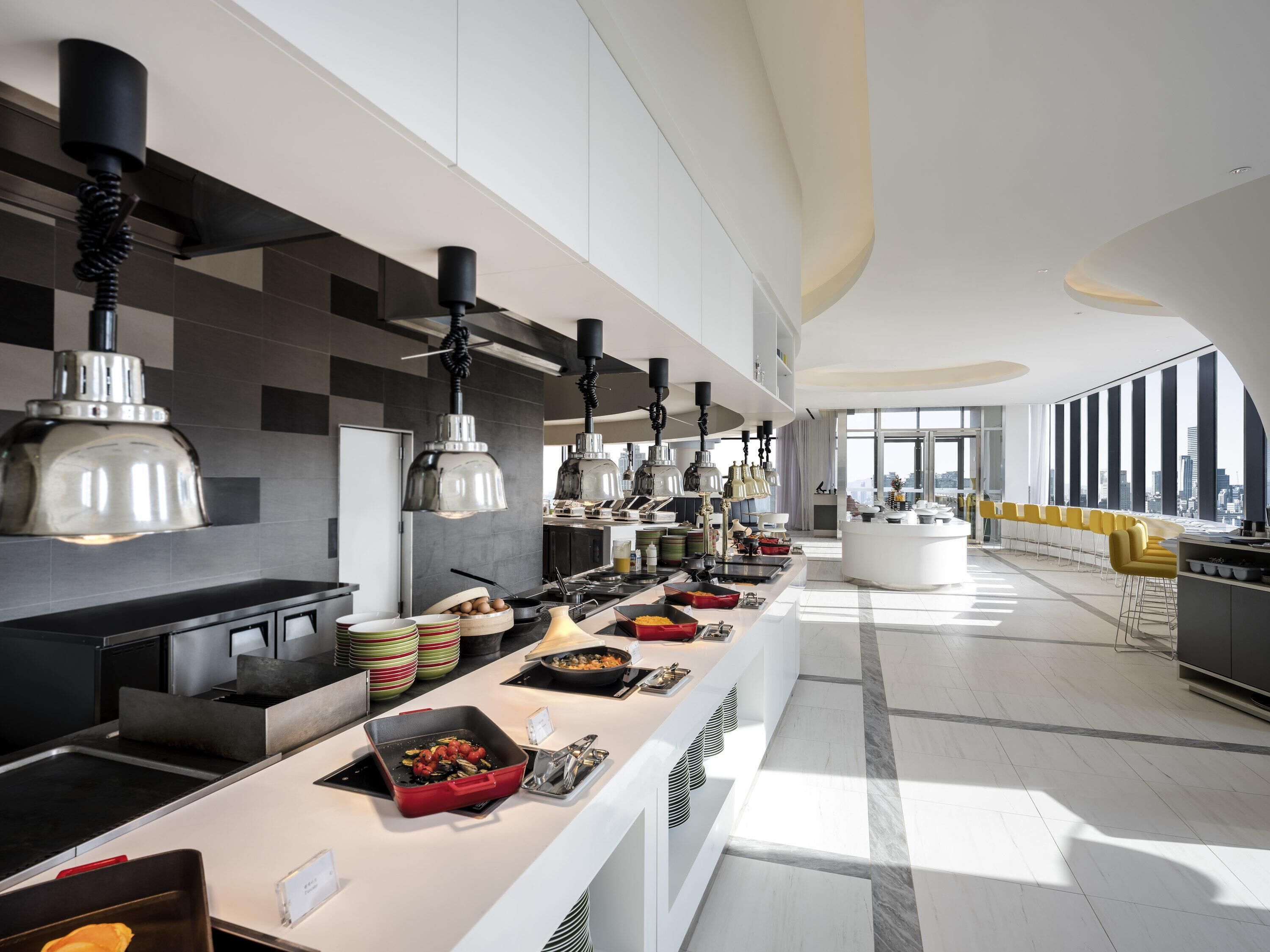 Daily buffet breakfast (KRW 43000 per person)