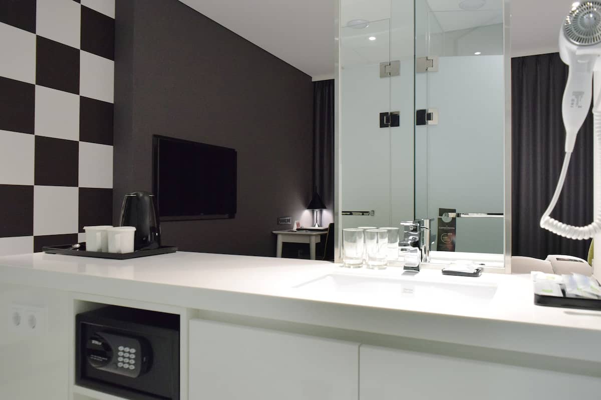 Superior Room, 2 Single Beds | Bathroom sink