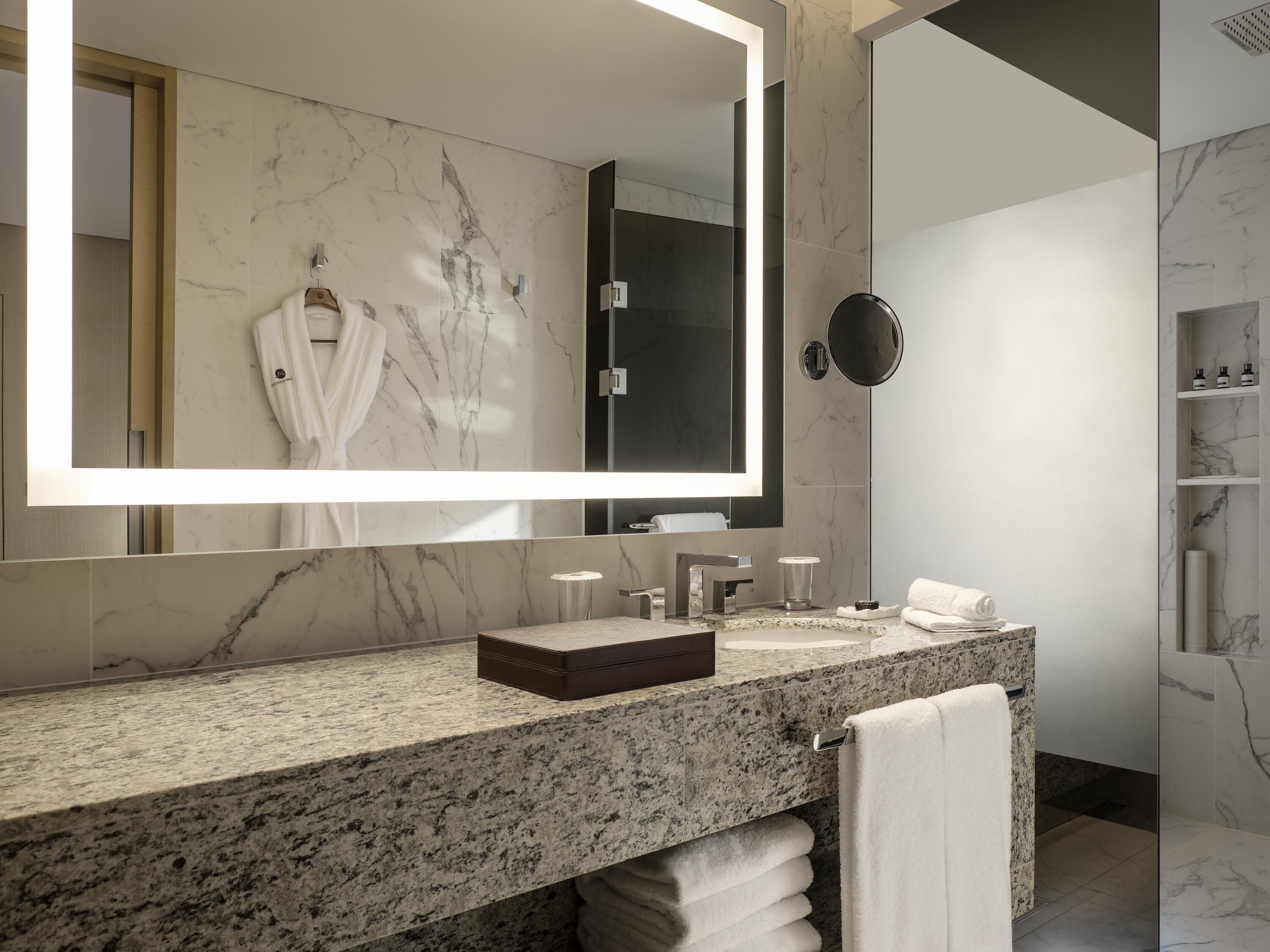 高档床上用品、羽绒被、客房内保险箱、特色装修