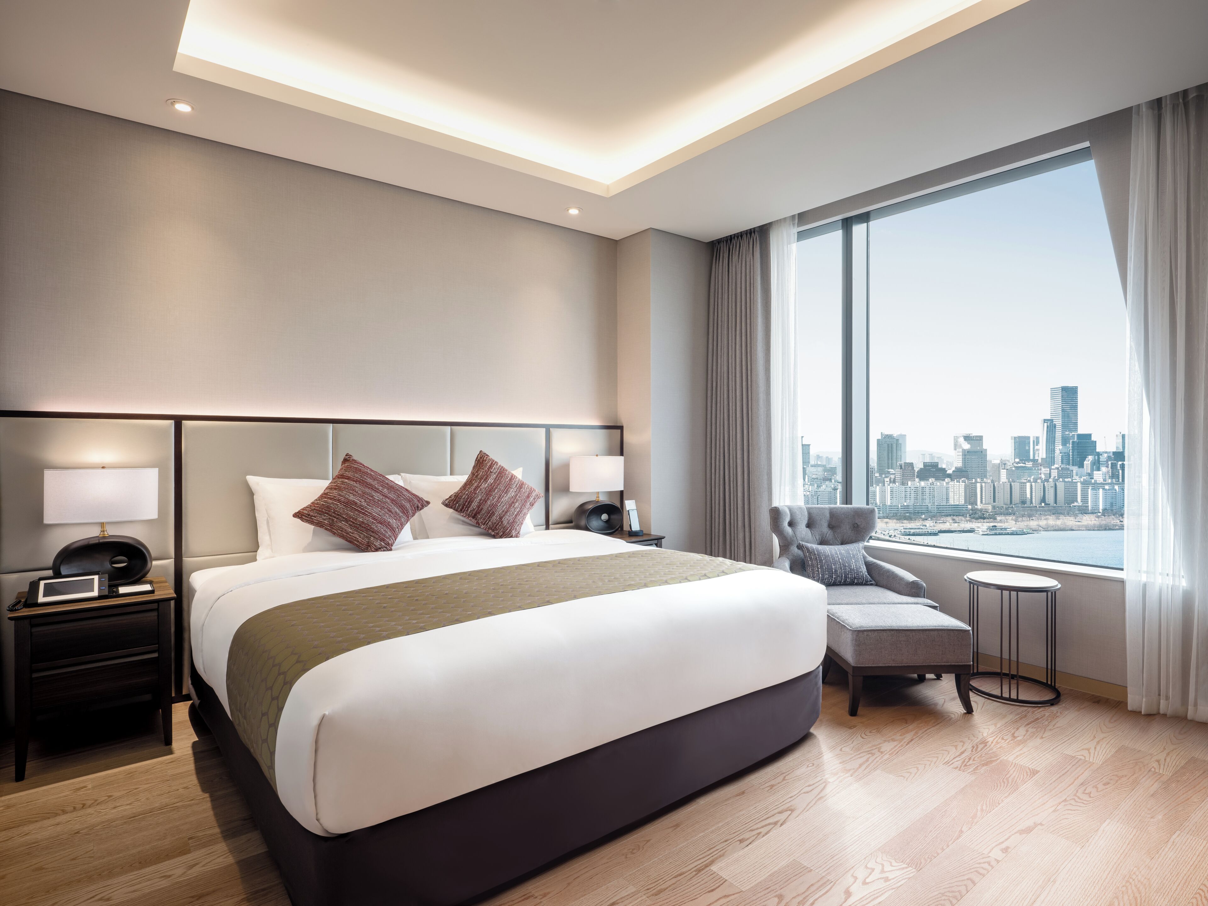 Premier Suite, 3 Bedrooms, Connecting Rooms | Peralatan tempat tidur premium, gebar bulu kapas, peti besi dalam bilik 