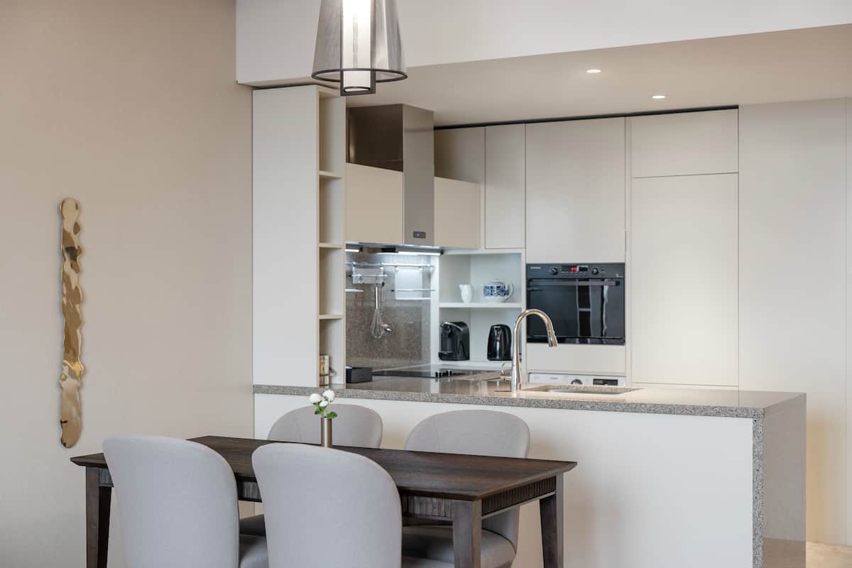 superior suite, 1 bedroom | private kitchen | fridge, microwave, oven, stovetop