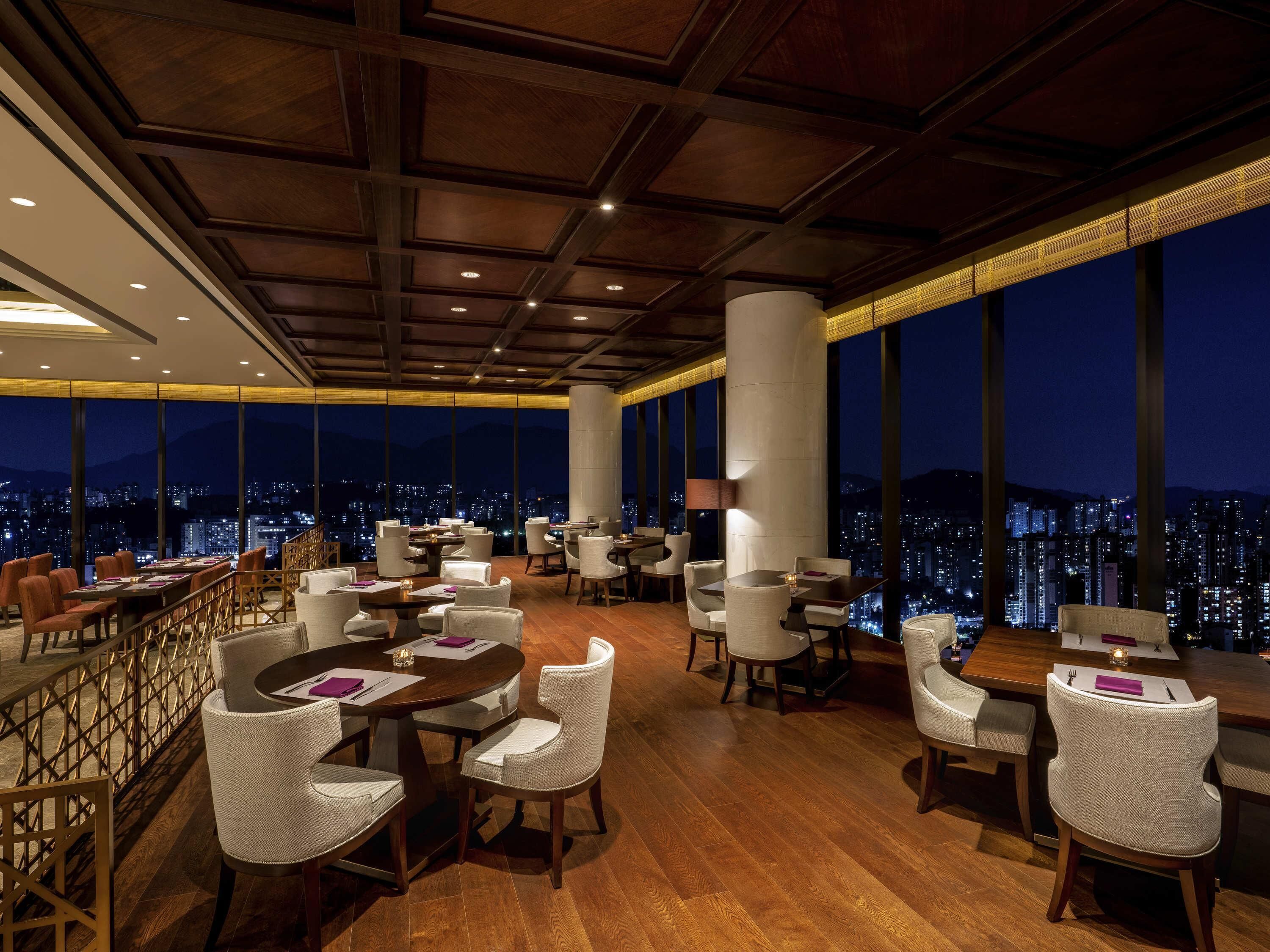 3 bars/lounges