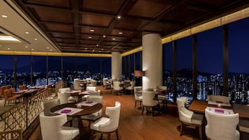 3 bars/lounges