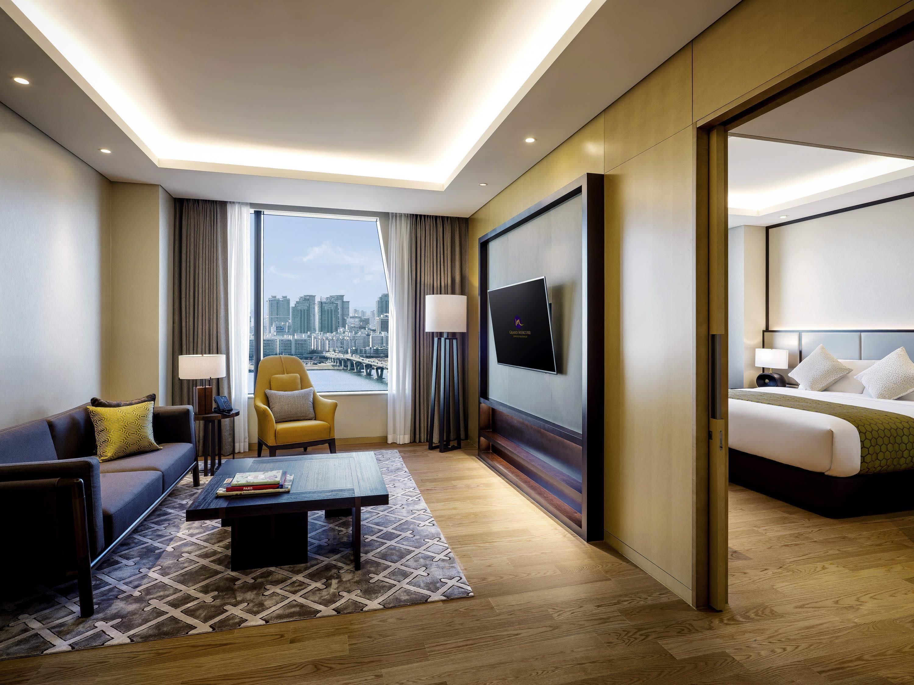 Superior Suite, 1 Bedroom | Peralatan tempat tidur premium, gebar bulu kapas, peti besi dalam bilik 