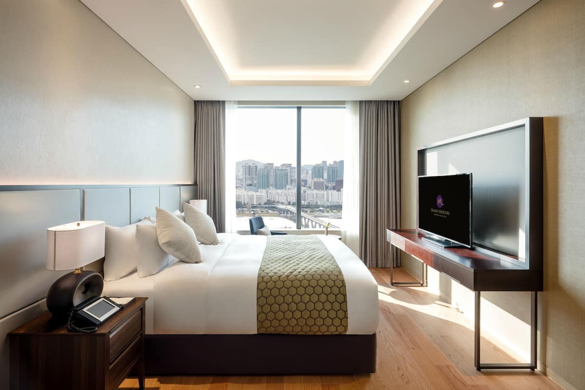 Deluxe Suite, 1 Bedroom | 1 bedroom, premium bedding, down duvets, in-room safe