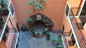 Unclassified image, 2 of 63, button - Colosseum Street (Rome)