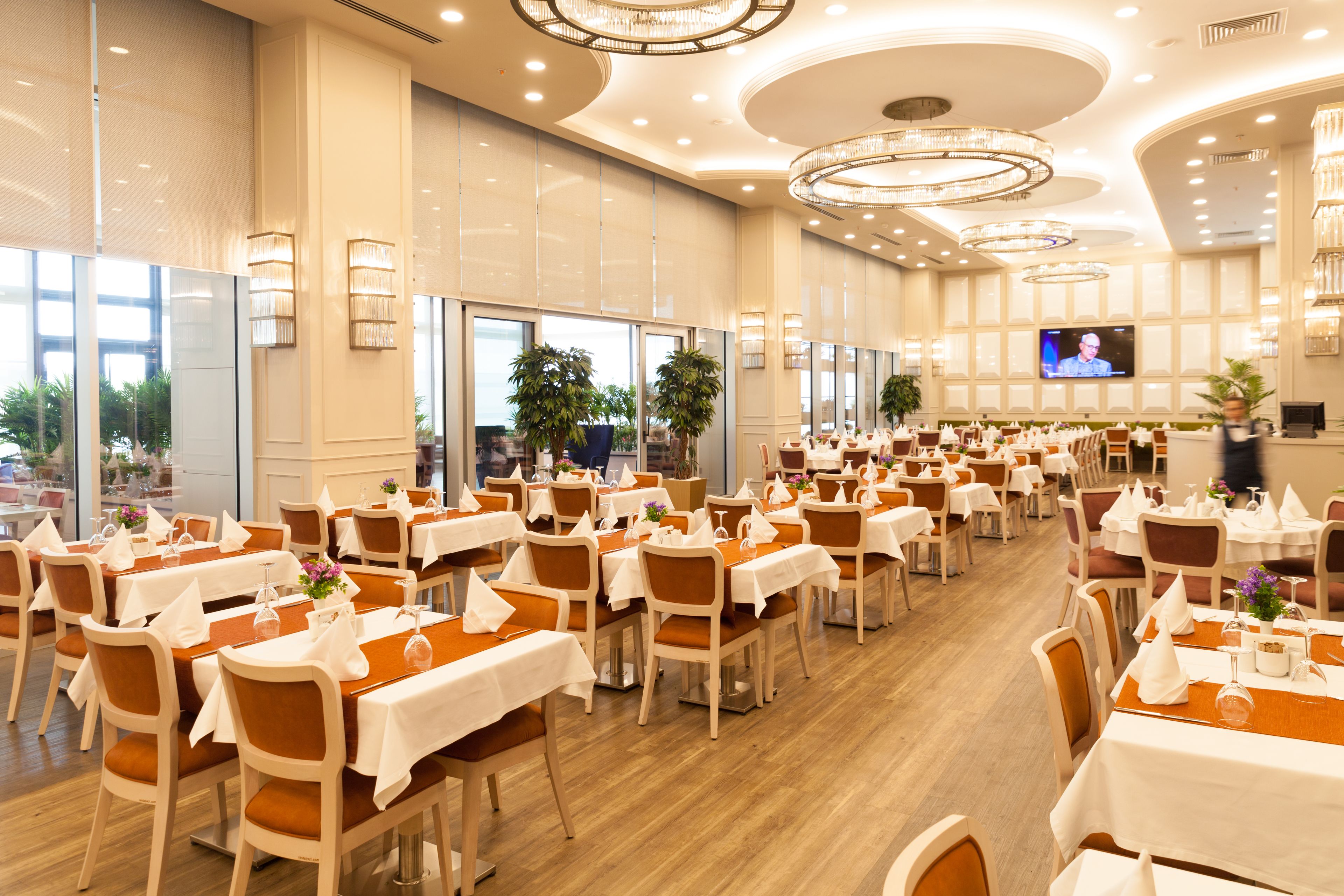 2 restaurants servant le petit déjeuner, le déjeuner et le dîner