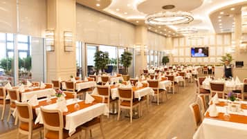 2 restaurants servant le petit déjeuner, le déjeuner et le dßner