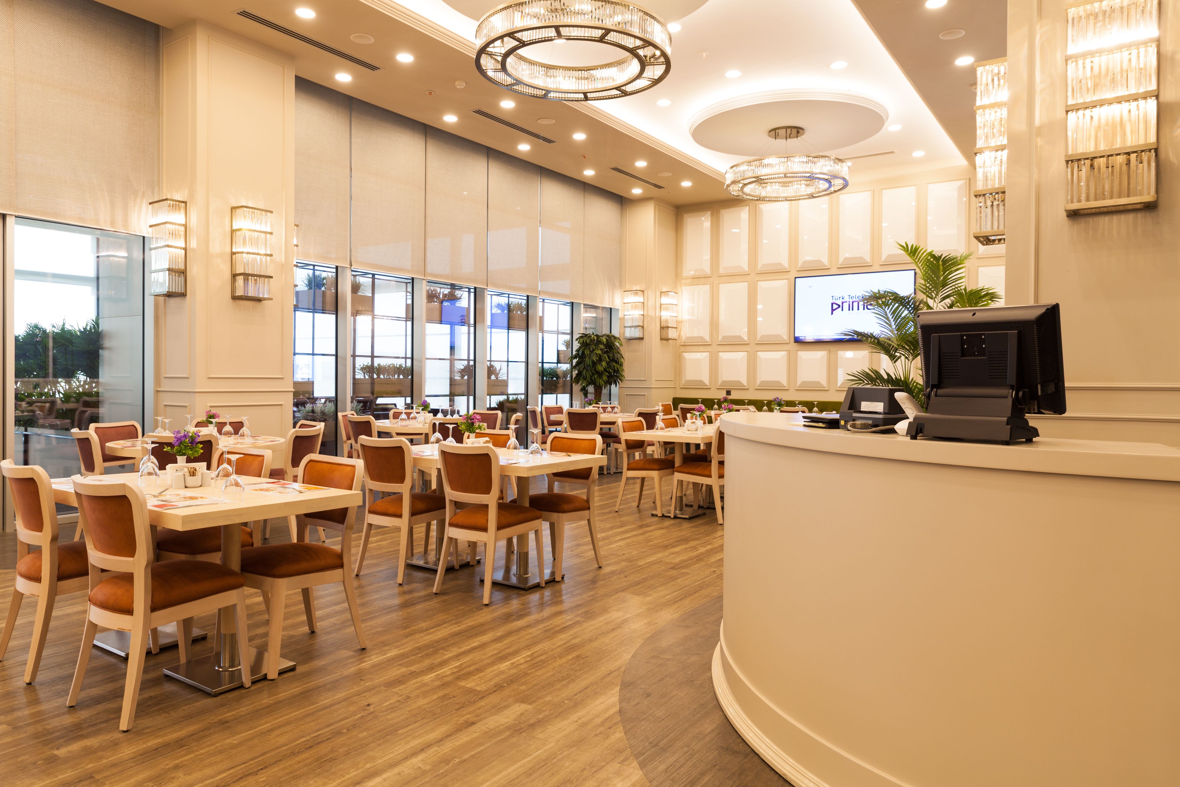 2 restaurants, breakfast served