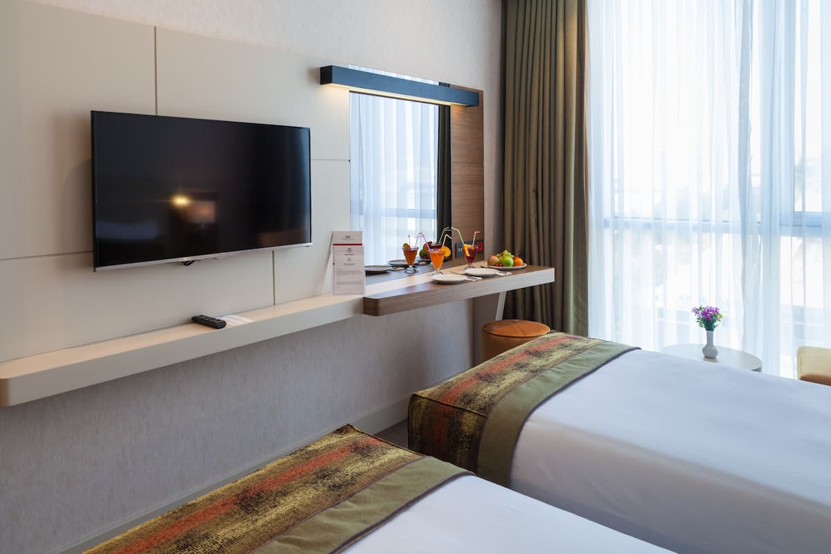Kamar Double atau Twin Standar | 1 kamar tidur, seprai premium, isi minibar gratis, dan brankas