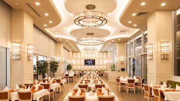 2 restaurants, breakfast served