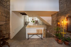Reception - Being Porto Hostel (Porto)