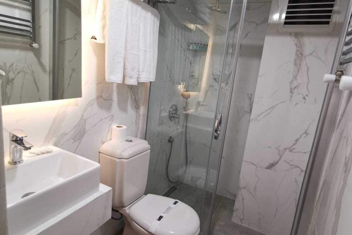 economy single room | bathroom | free toiletries, hair dryer, slippers, towels